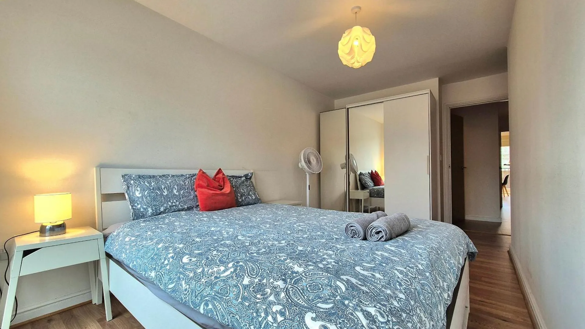 Central 2 Bedroom London Flat, Minutes From Shoreditch, Spitalfields & Brick Lane, Sleeps 4 Guests Apartment