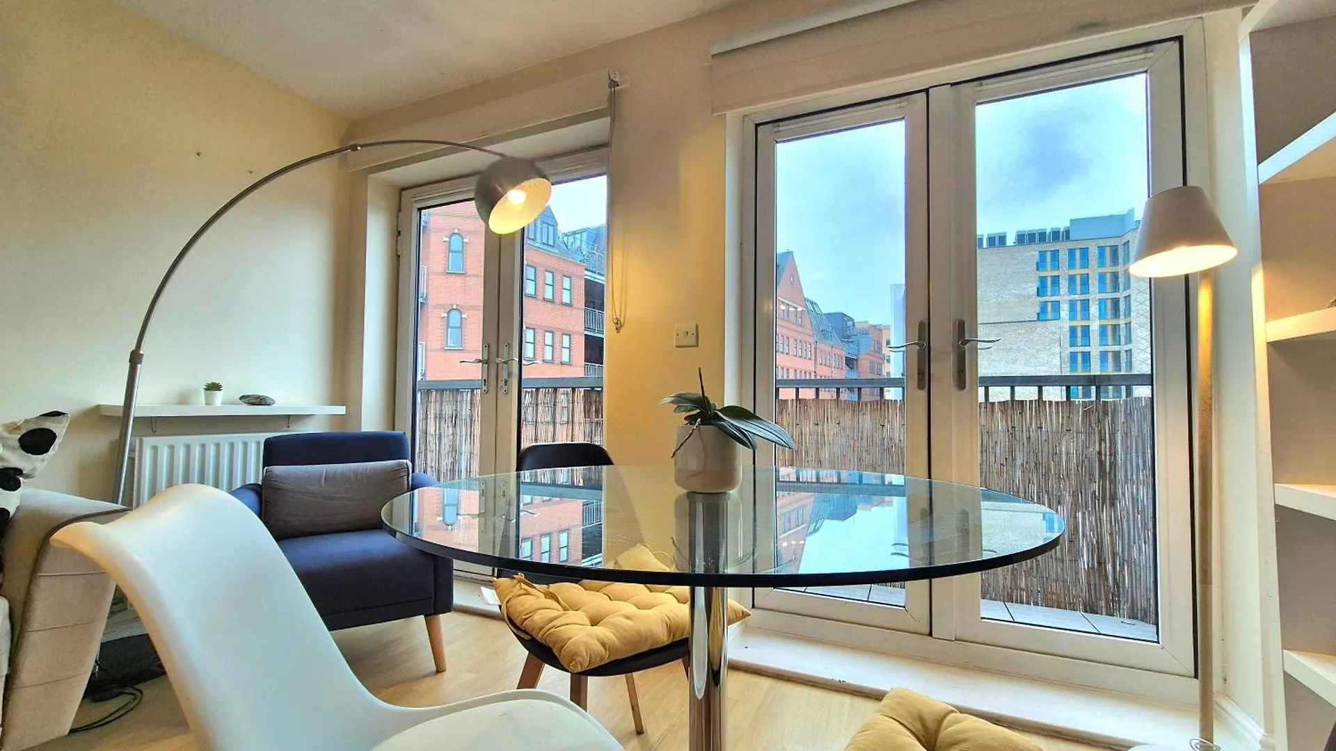 Central 2 Bedroom London Flat, Minutes From Shoreditch, Spitalfields & Brick Lane, Sleeps 4 Guests contacts