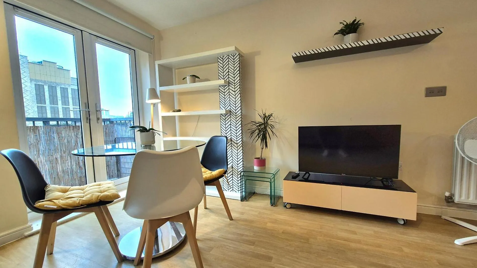 Central 2 Bedroom London Flat, Minutes From Shoreditch, Spitalfields & Brick Lane, Sleeps 4 Guests Apartment