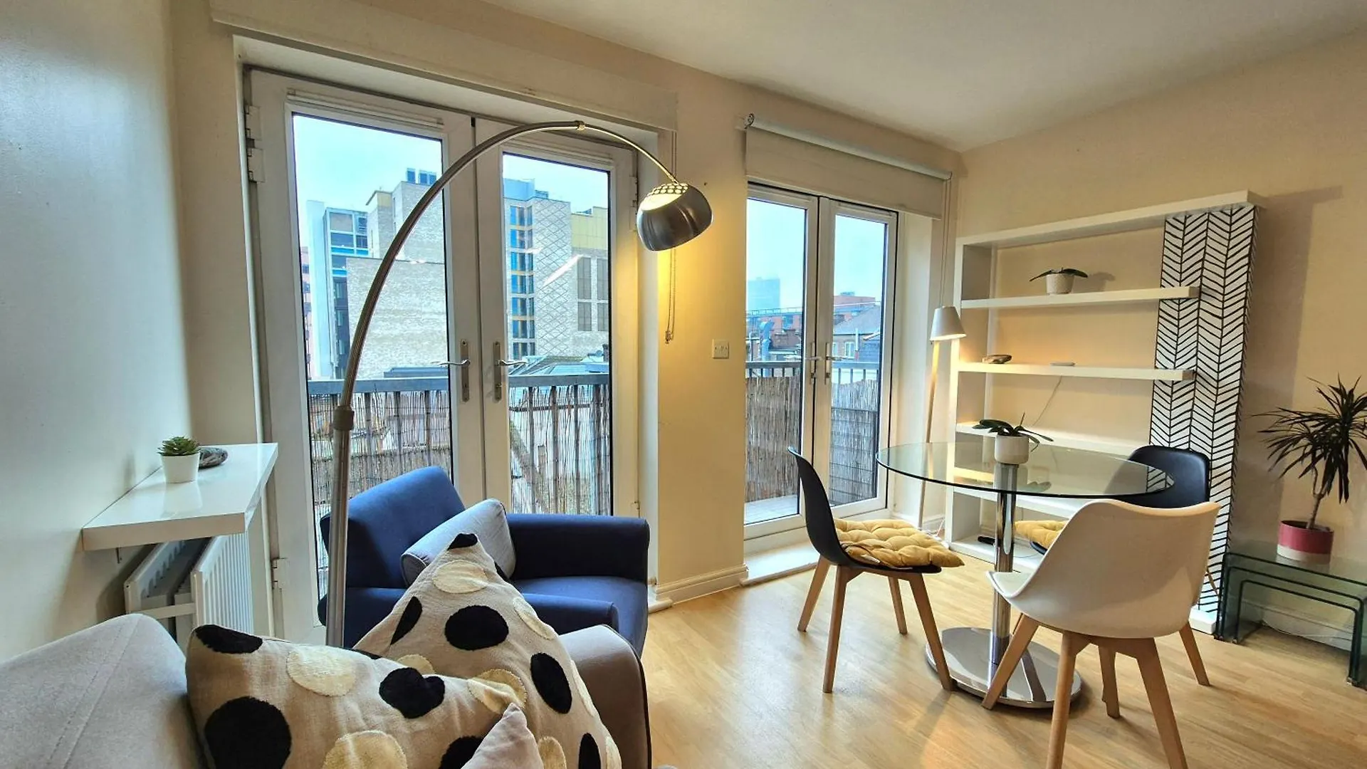 Apartment Central 2 Bedroom London Flat, Minutes From Shoreditch, Spitalfields & Brick Lane, Sleeps 4 Guests United Kingdom