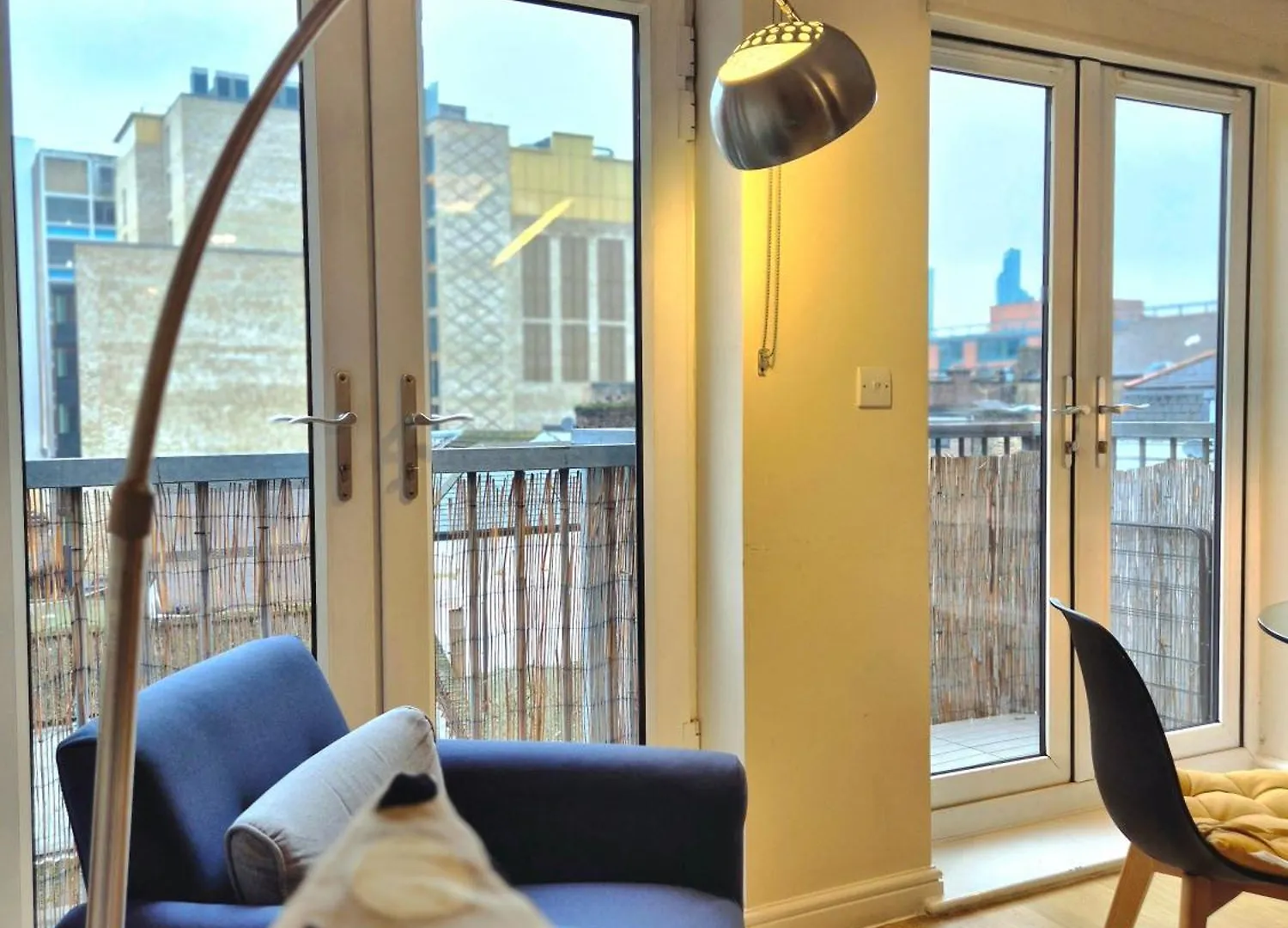 Central 2 Bedroom London Flat, Minutes From Shoreditch, Spitalfields & Brick Lane, Sleeps 4 Guests Apartment