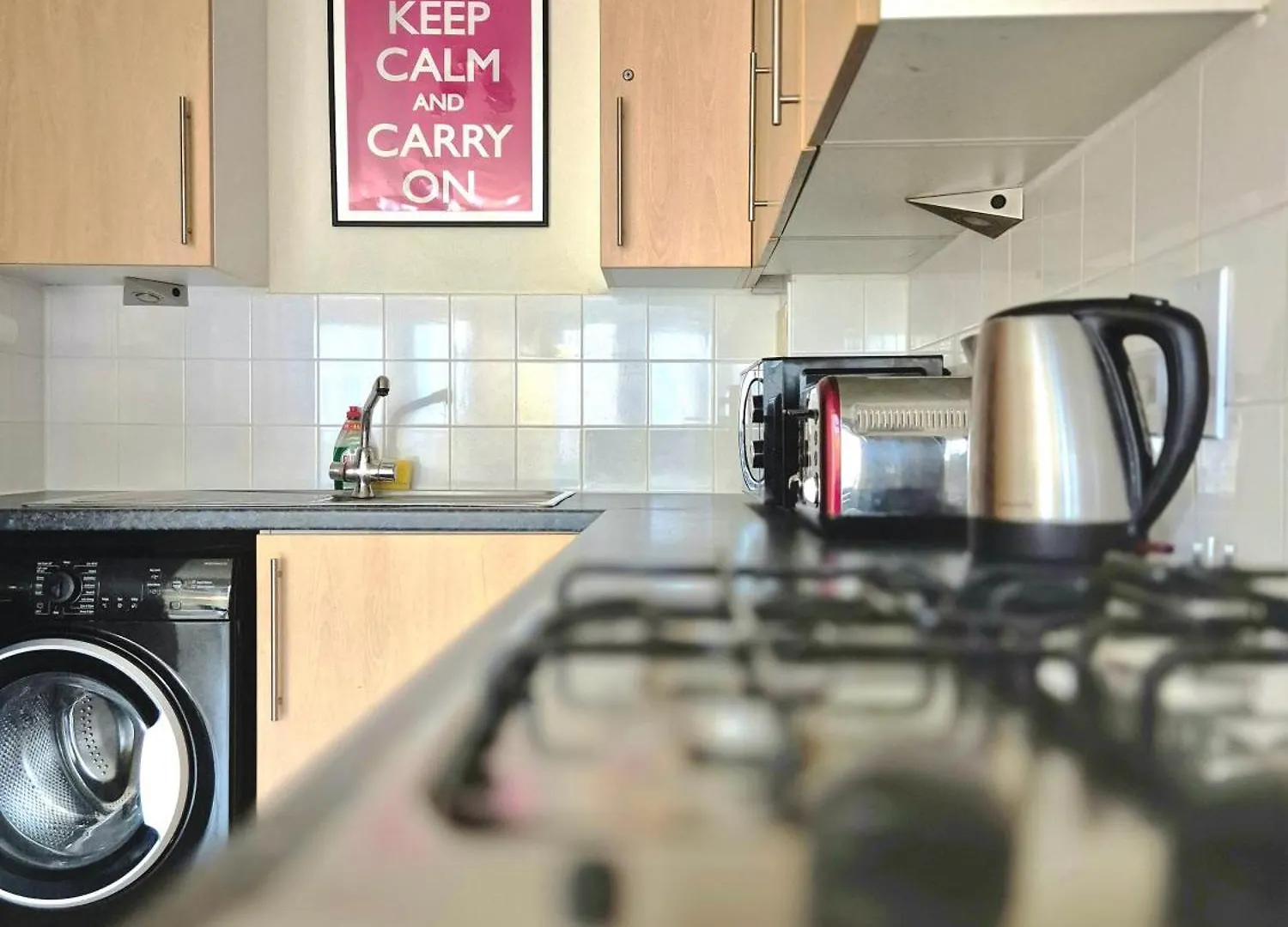 Central 2 Bedroom London Flat, Minutes From Shoreditch, Spitalfields & Brick Lane, Sleeps 4 Guests