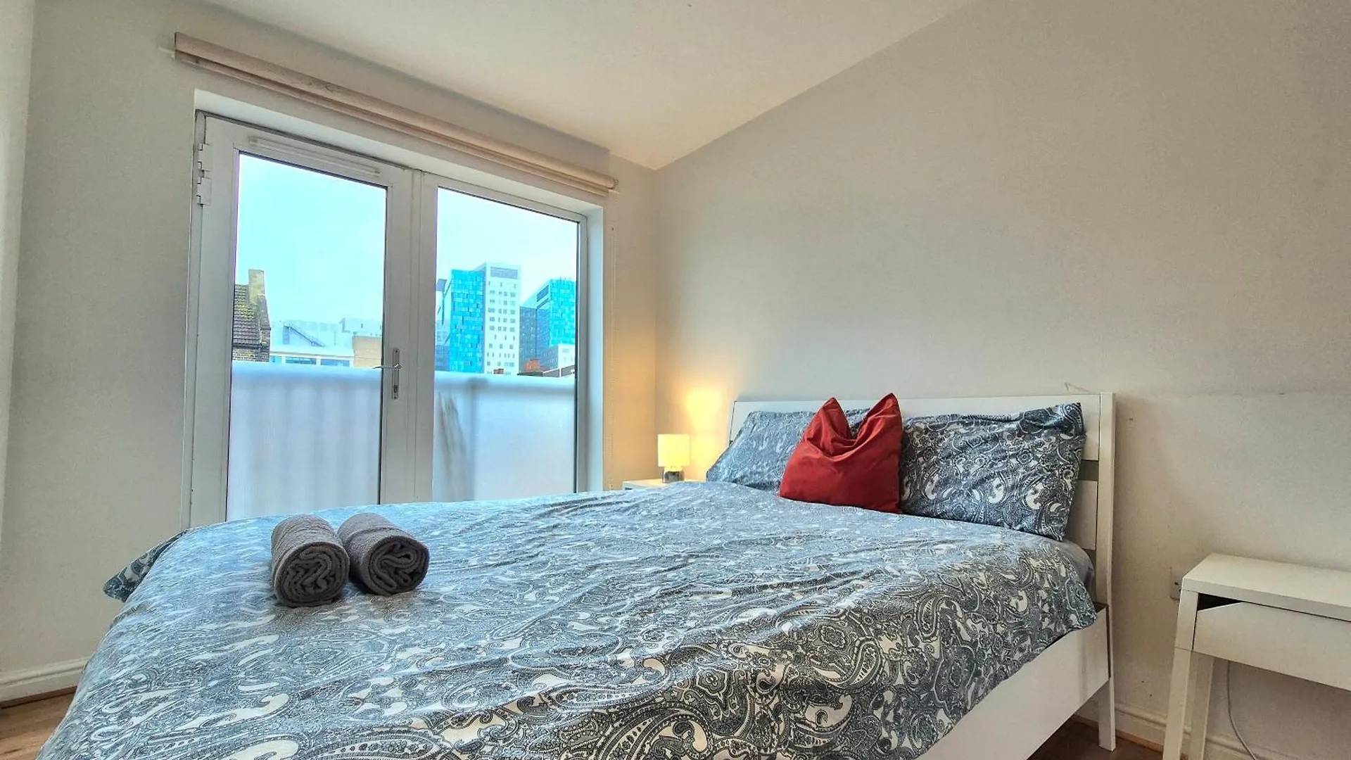 Central 2 Bedroom London Flat, Minutes From Shoreditch, Spitalfields & Brick Lane, Sleeps 4 Guests