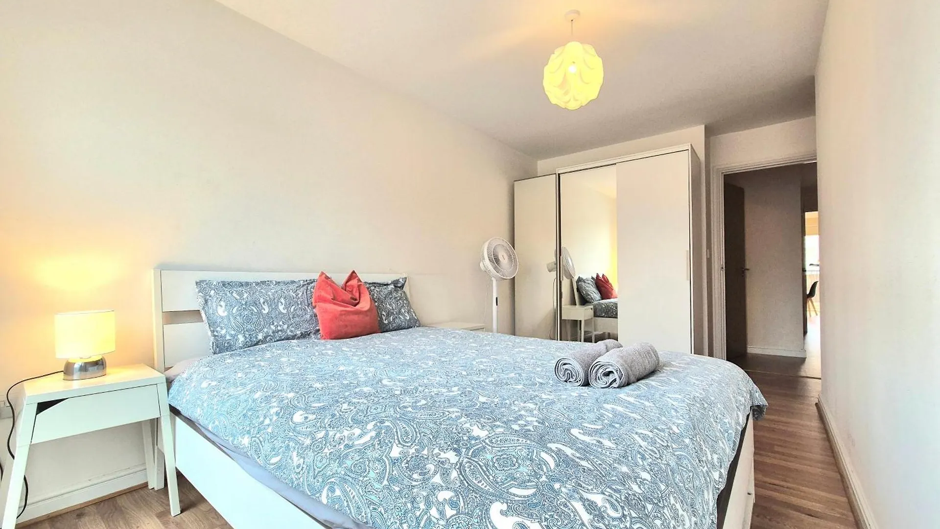 Central 2 Bedroom London Flat, Minutes From Shoreditch, Spitalfields & Brick Lane, Sleeps 4 Guests