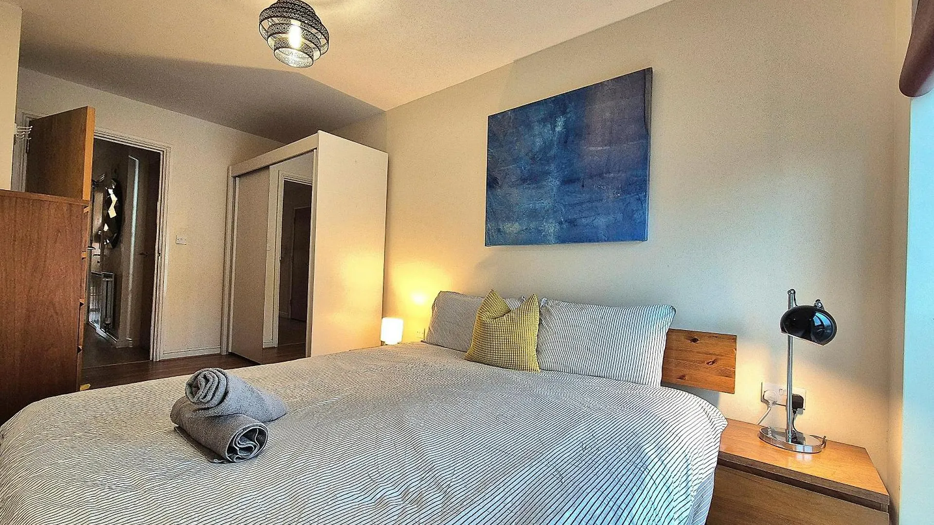 Central 2 Bedroom London Flat, Minutes From Shoreditch, Spitalfields & Brick Lane, Sleeps 4 Guests