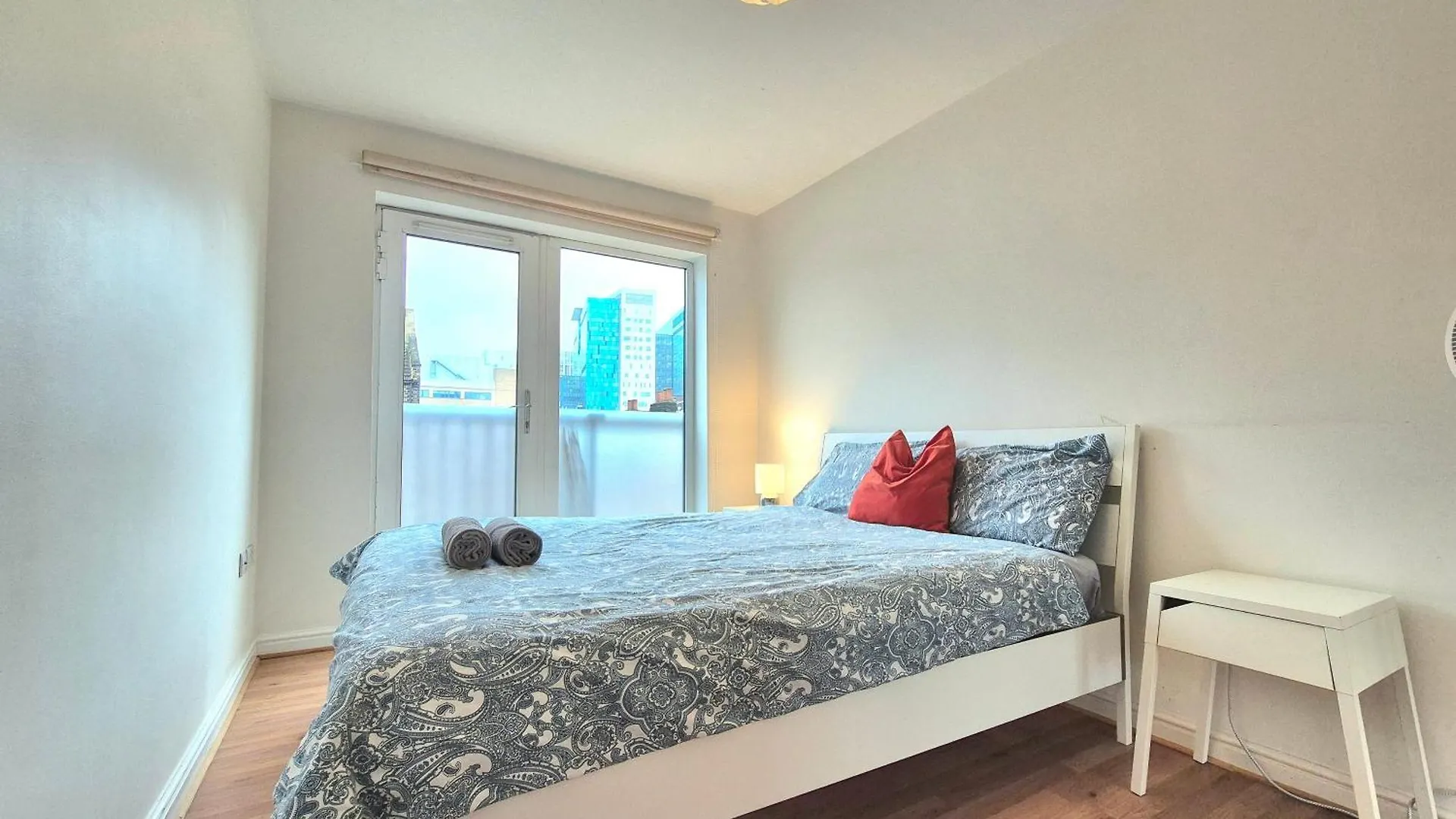 Apartment Central 2 Bedroom London Flat, Minutes From Shoreditch, Spitalfields & Brick Lane, Sleeps 4 Guests