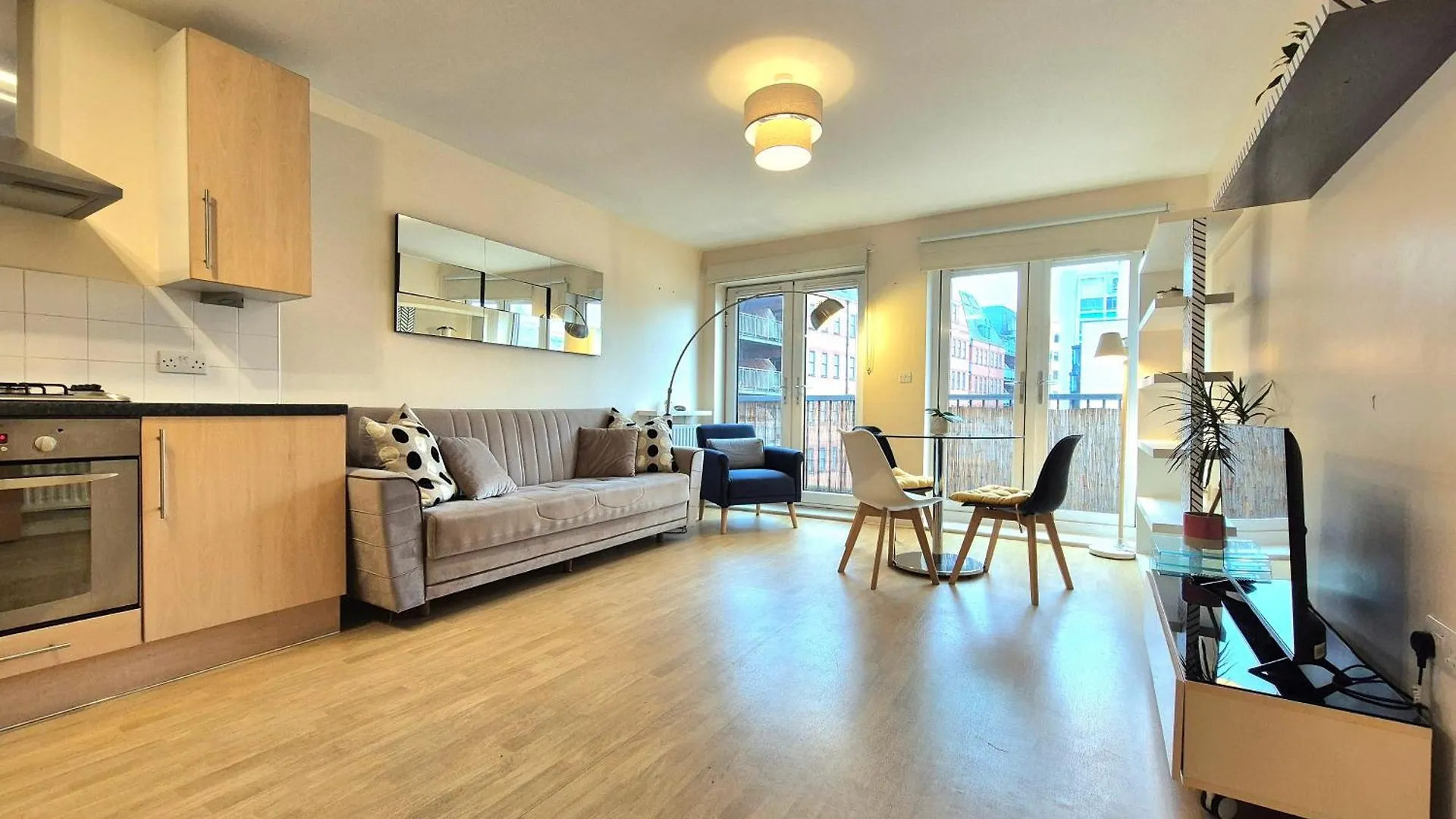 Central 2 Bedroom London Flat, Minutes From Shoreditch, Spitalfields & Brick Lane, Sleeps 4 Guests Apartment