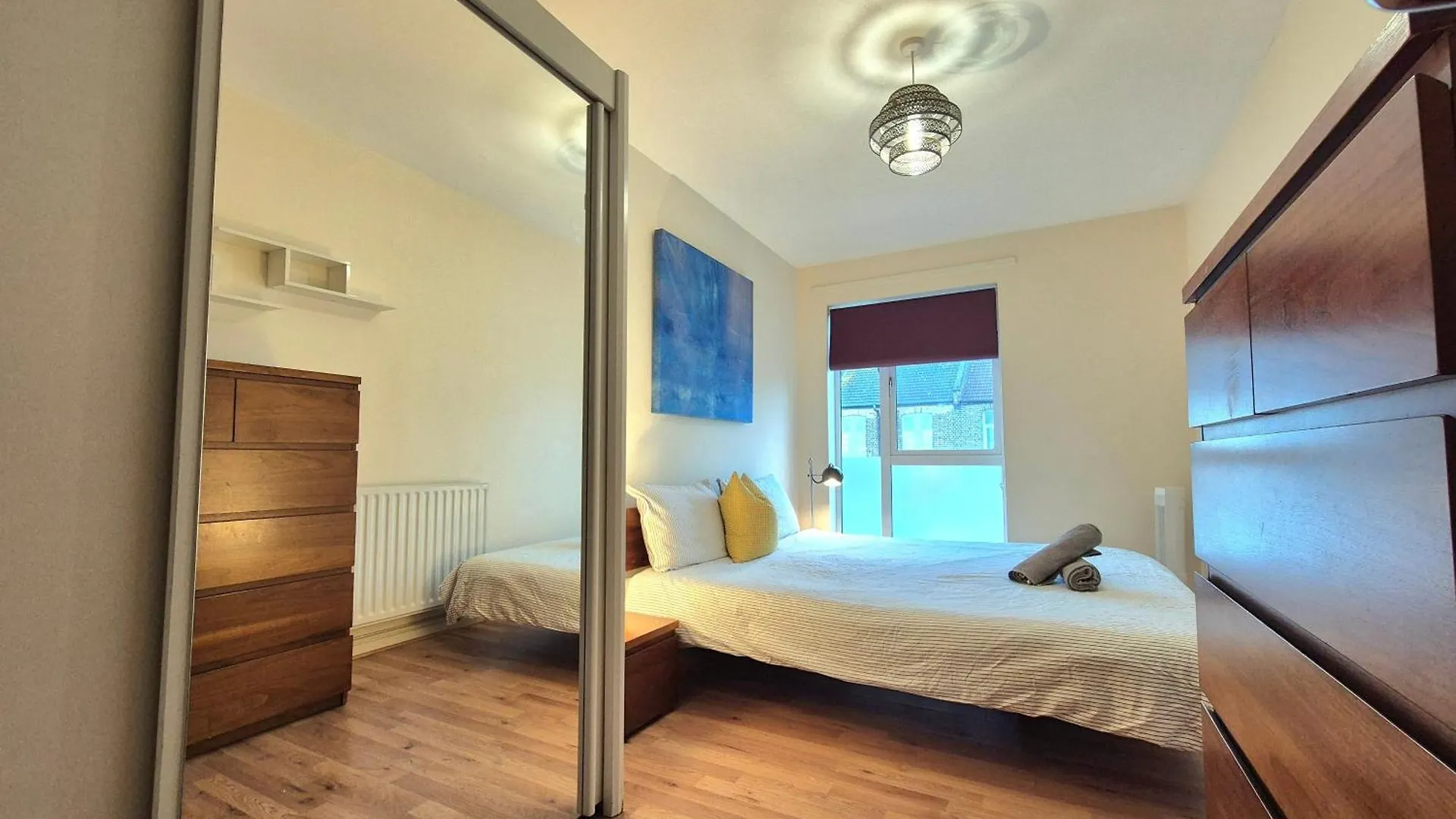 Central 2 Bedroom London Flat, Minutes From Shoreditch, Spitalfields & Brick Lane, Sleeps 4 Guests