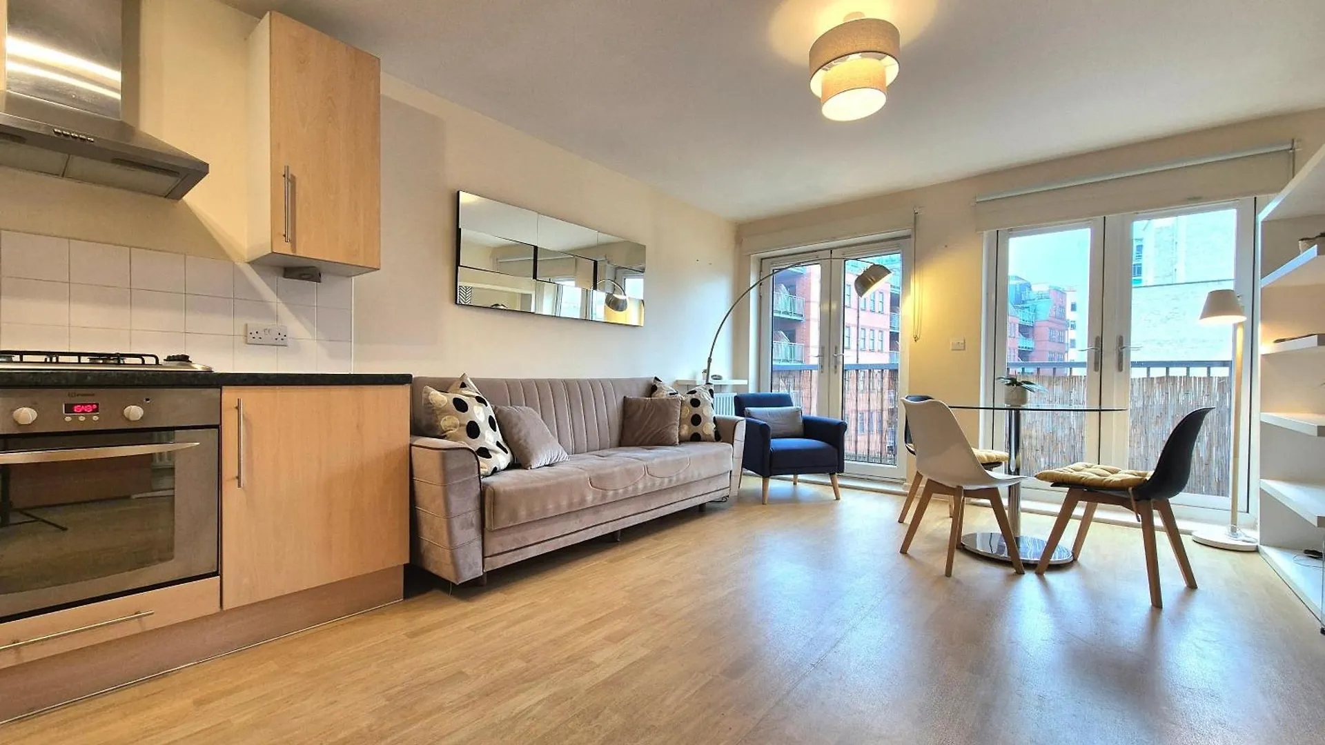 Apartment Central 2 Bedroom London Flat, Minutes From Shoreditch, Spitalfields & Brick Lane, Sleeps 4 Guests