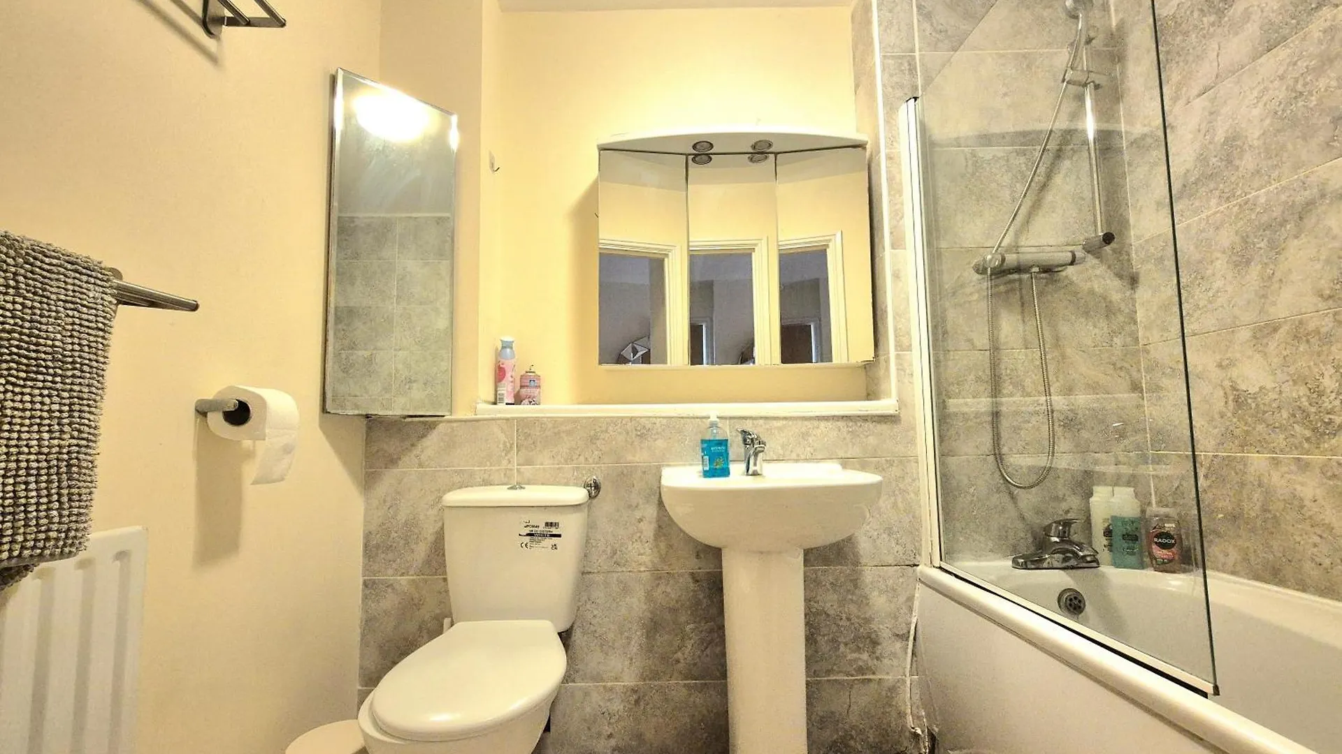 Apartment Central 2 Bedroom London Flat, Minutes From Shoreditch, Spitalfields & Brick Lane, Sleeps 4 Guests