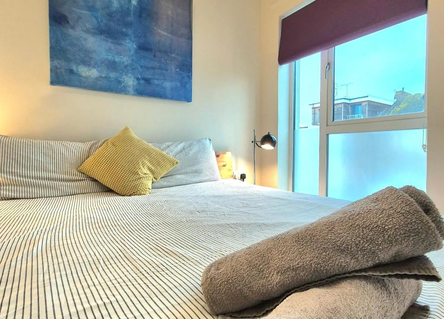 Apartment Central 2 Bedroom London Flat, Minutes From Shoreditch, Spitalfields & Brick Lane, Sleeps 4 Guests