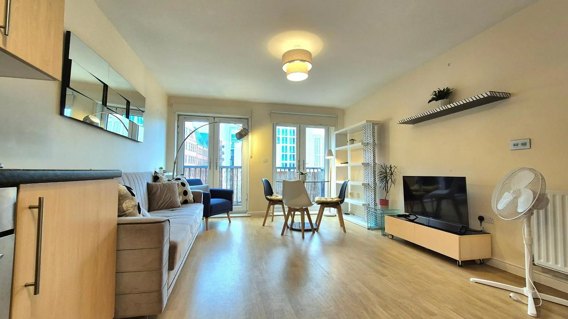 Central 2 Bedroom London Flat, Minutes From Shoreditch, Spitalfields & Brick Lane, Sleeps 4 Guests 0*,  United Kingdom