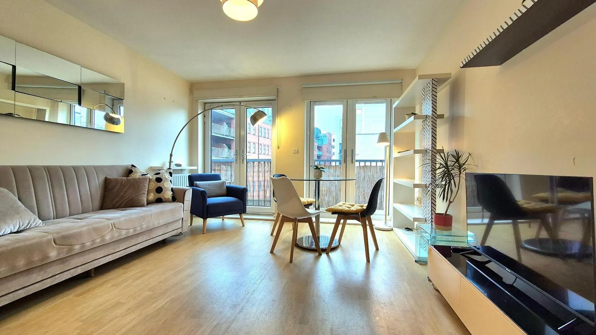 Central 2 Bedroom London Flat, Minutes From Shoreditch, Spitalfields & Brick Lane, Sleeps 4 Guests Apartment