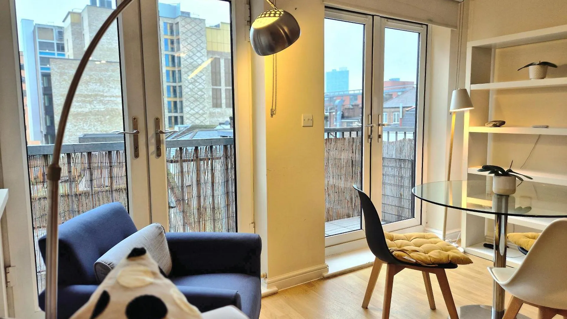Apartment Central 2 Bedroom London Flat, Minutes From Shoreditch, Spitalfields & Brick Lane, Sleeps 4 Guests United Kingdom