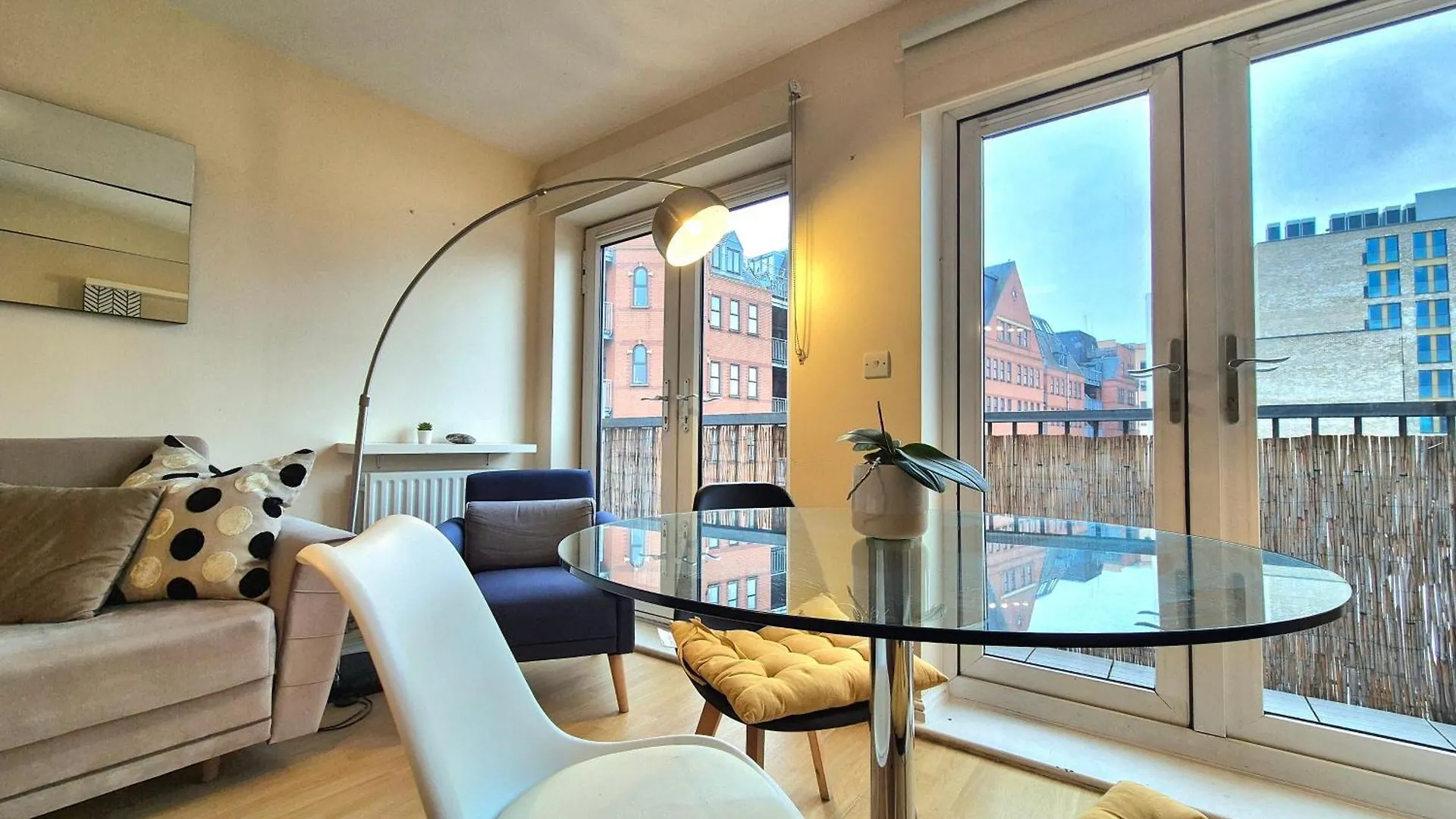 Apartment Central 2 Bedroom London Flat, Minutes From Shoreditch, Spitalfields & Brick Lane, Sleeps 4 Guests United Kingdom