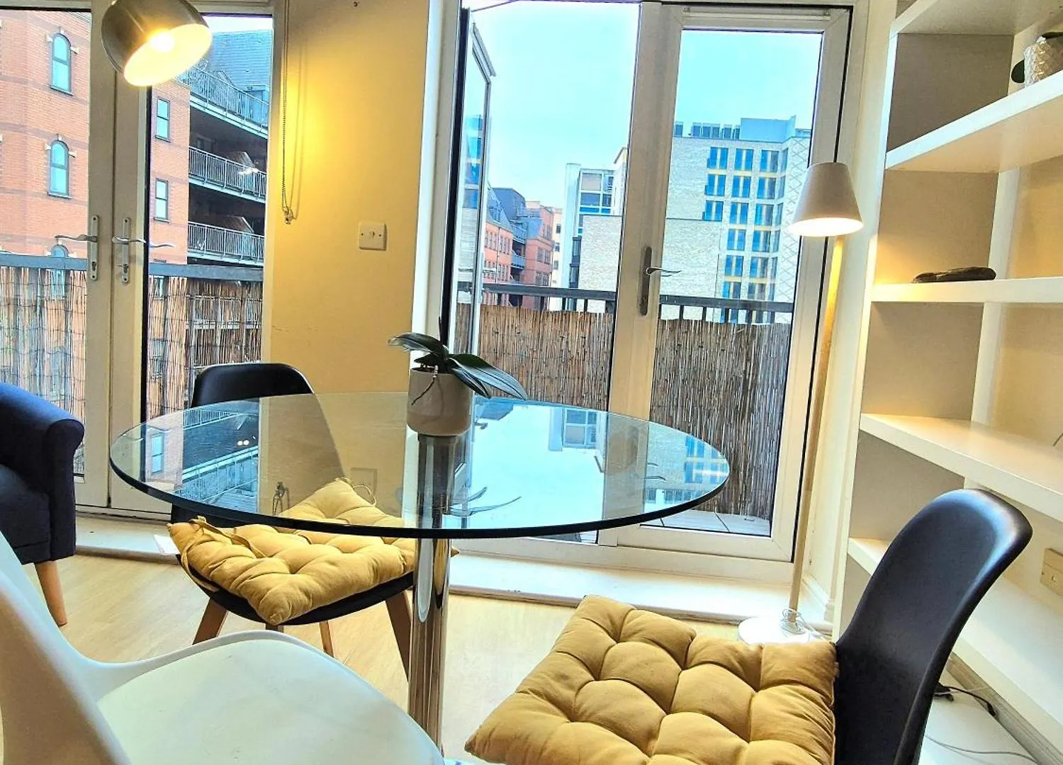 Central 2 Bedroom London Flat, Minutes From Shoreditch, Spitalfields & Brick Lane, Sleeps 4 Guests 0*,  United Kingdom